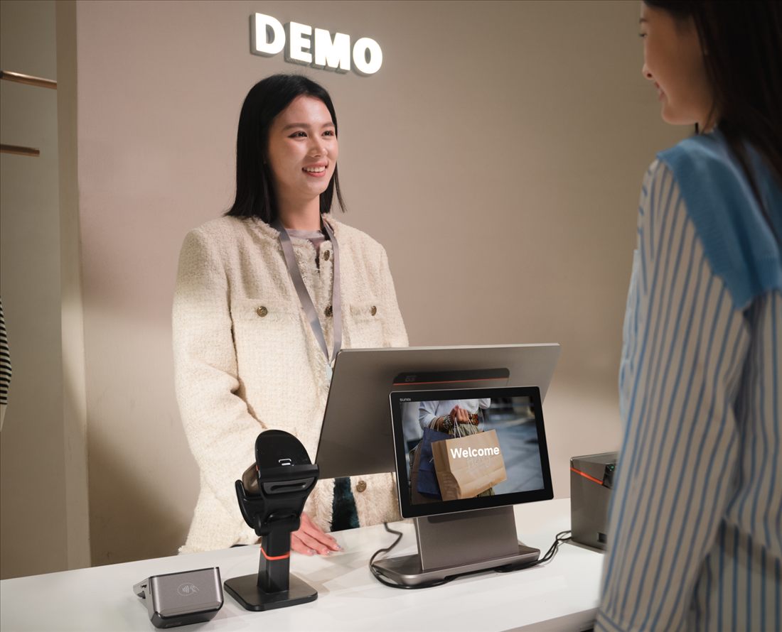 Verk&auml;uferin demonstriert das SUNMI D3 PRO mit Kundendisplay im Modegesch&auml;ft