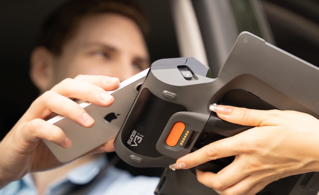 Mitarbeiterin nutzt die SUNMI V3 MIX als Handheld am Autofenster